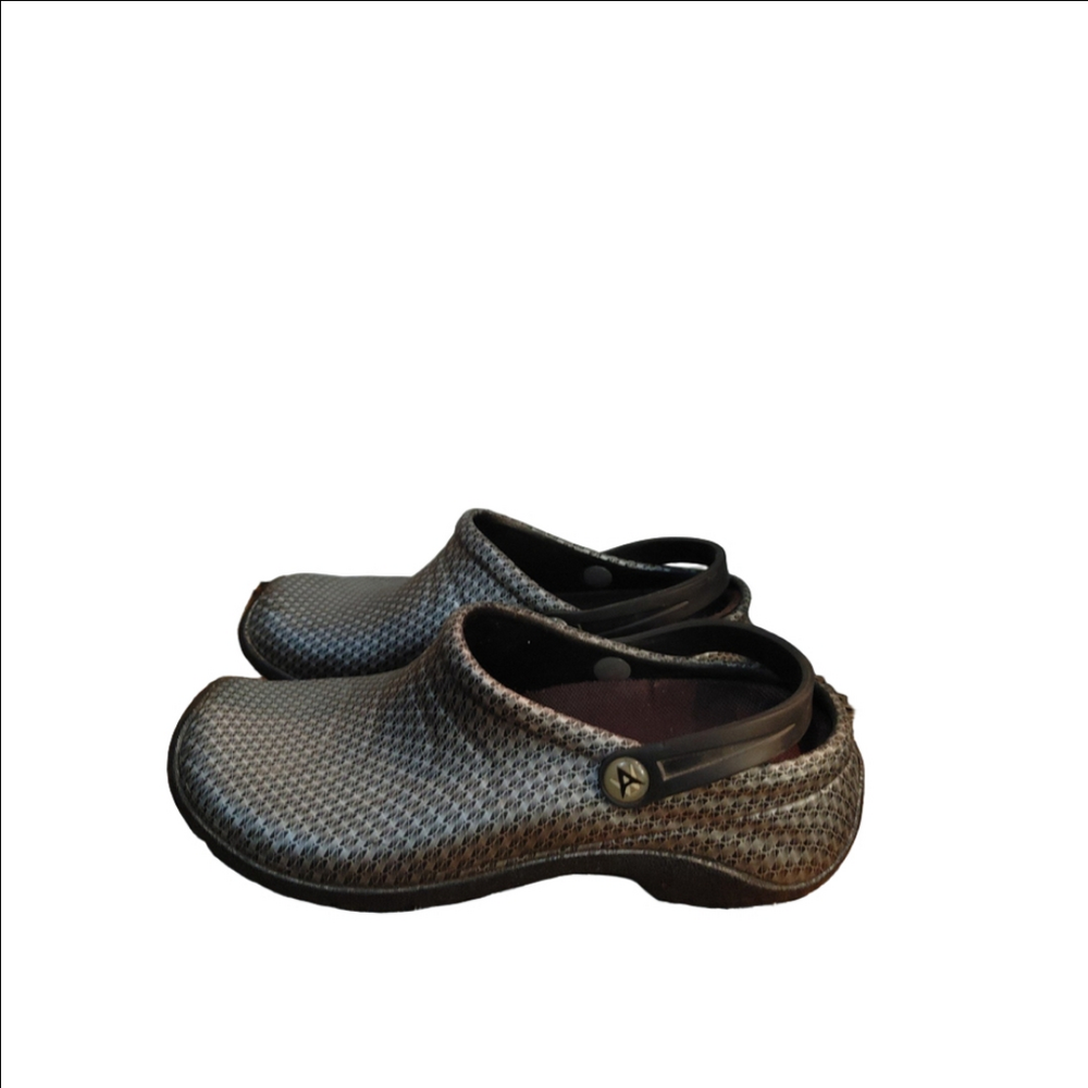 Anywhere Slip Ons Size 10